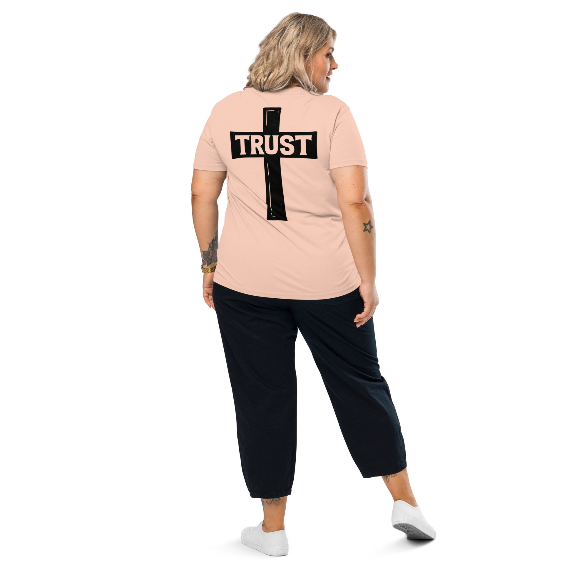 Unisex Evertrue T-shirt met TRUST typografie in de vorm van een kruis op de rug, gedrukt op biologisch katoen.