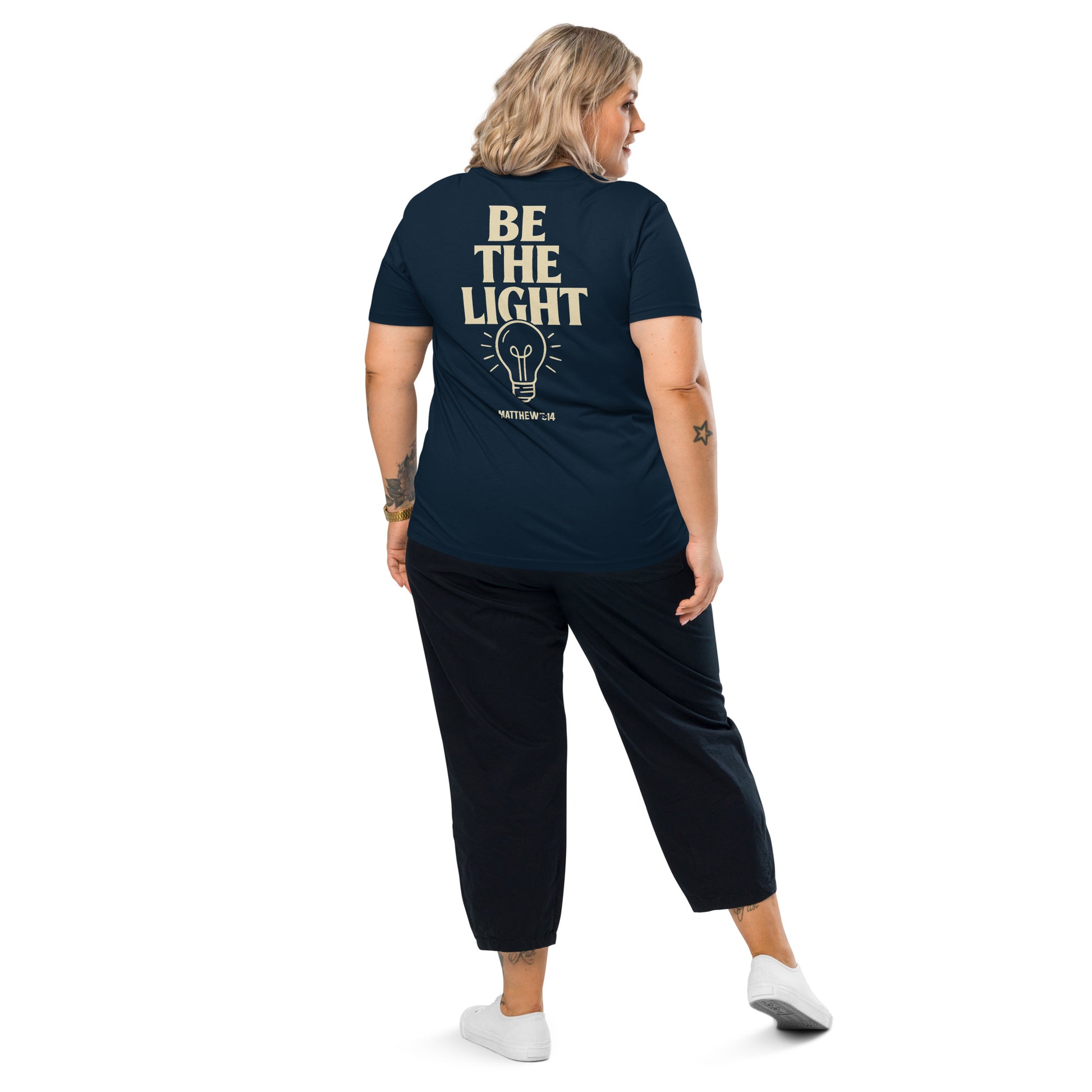 Unisex Evertrue T-shirt met tekst “Be the Light – Matthew 5:14”, gemaakt van biologisch katoen, in natuurlijke stijl.