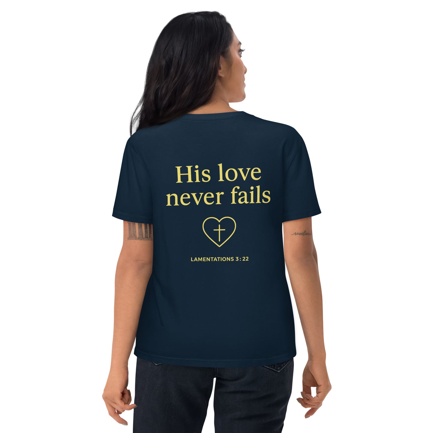 Evertrue T-shirt met de tekst “Zijn liefde faalt nooit” en een hart met kruis, geïnspireerd op Klaagliederen 3:22. Gedrukt op biologisch katoen.