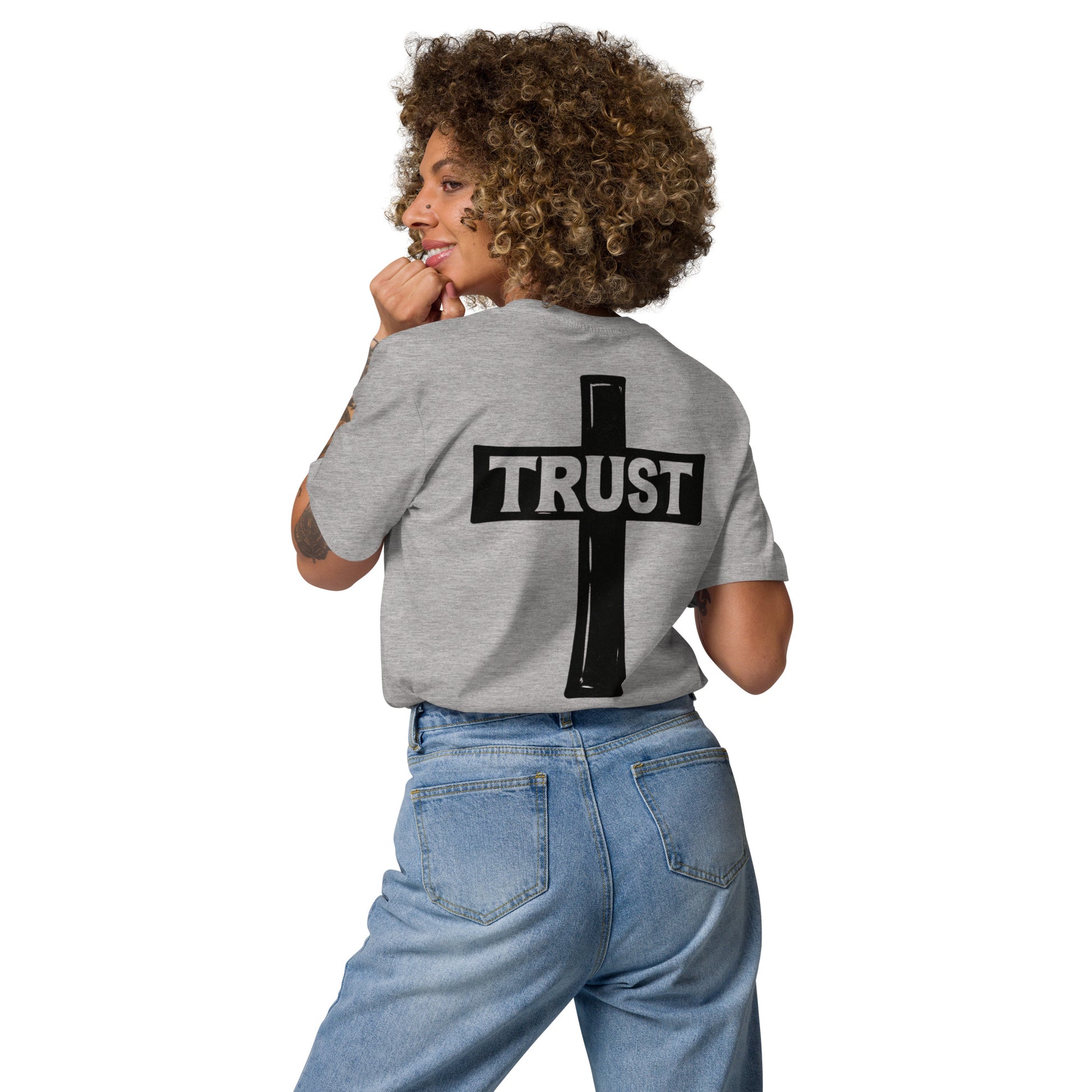 Unisex Evertrue T-shirt met TRUST typografie in de vorm van een kruis op de rug, gedrukt op biologisch katoen.