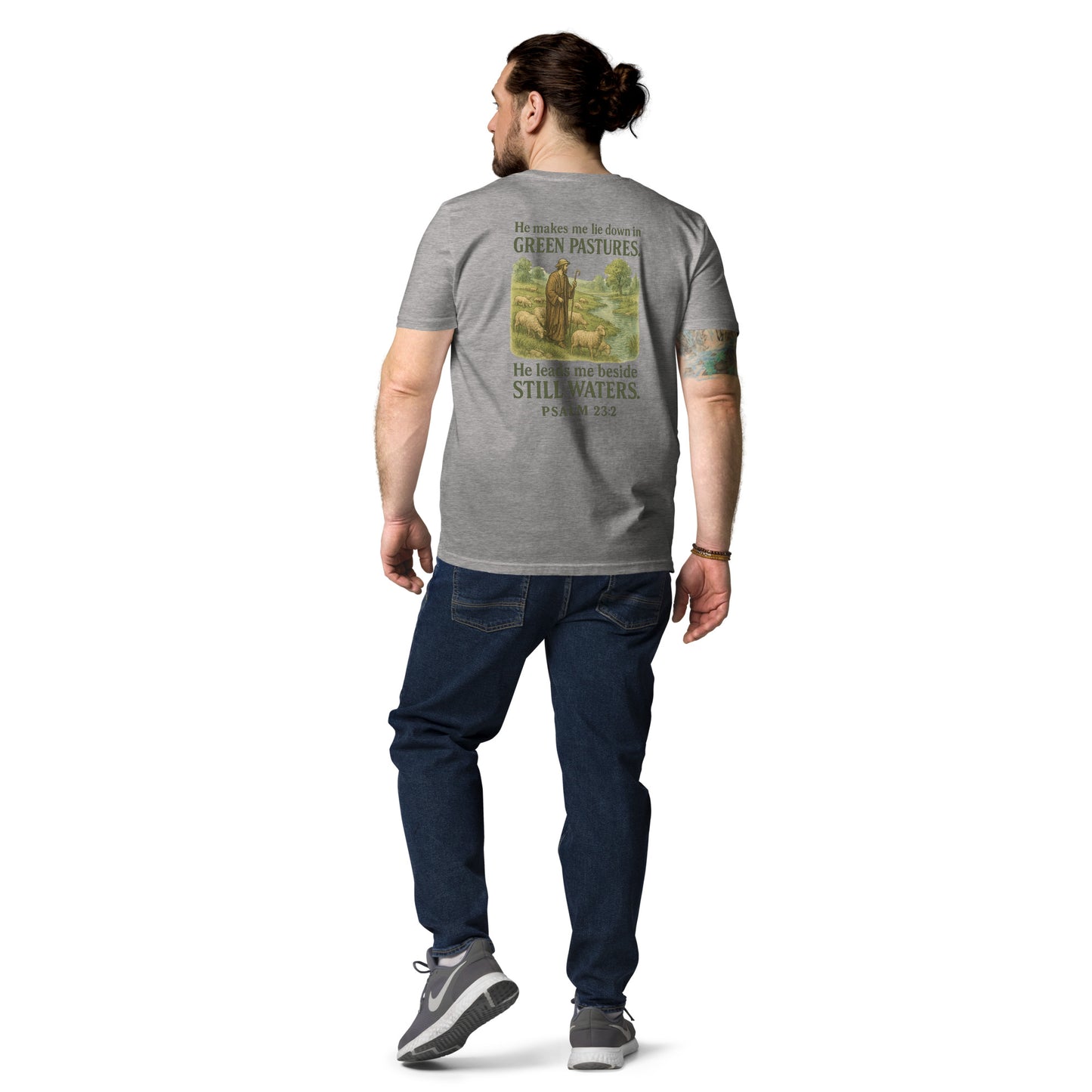 Evertrue T-shirt met de tekst “He Leads Me” – Geïnspireerd op Psalm 23:2, in rustige kleuren gedrukt op biologisch katoen. Christelijke mode voor volwassenen.