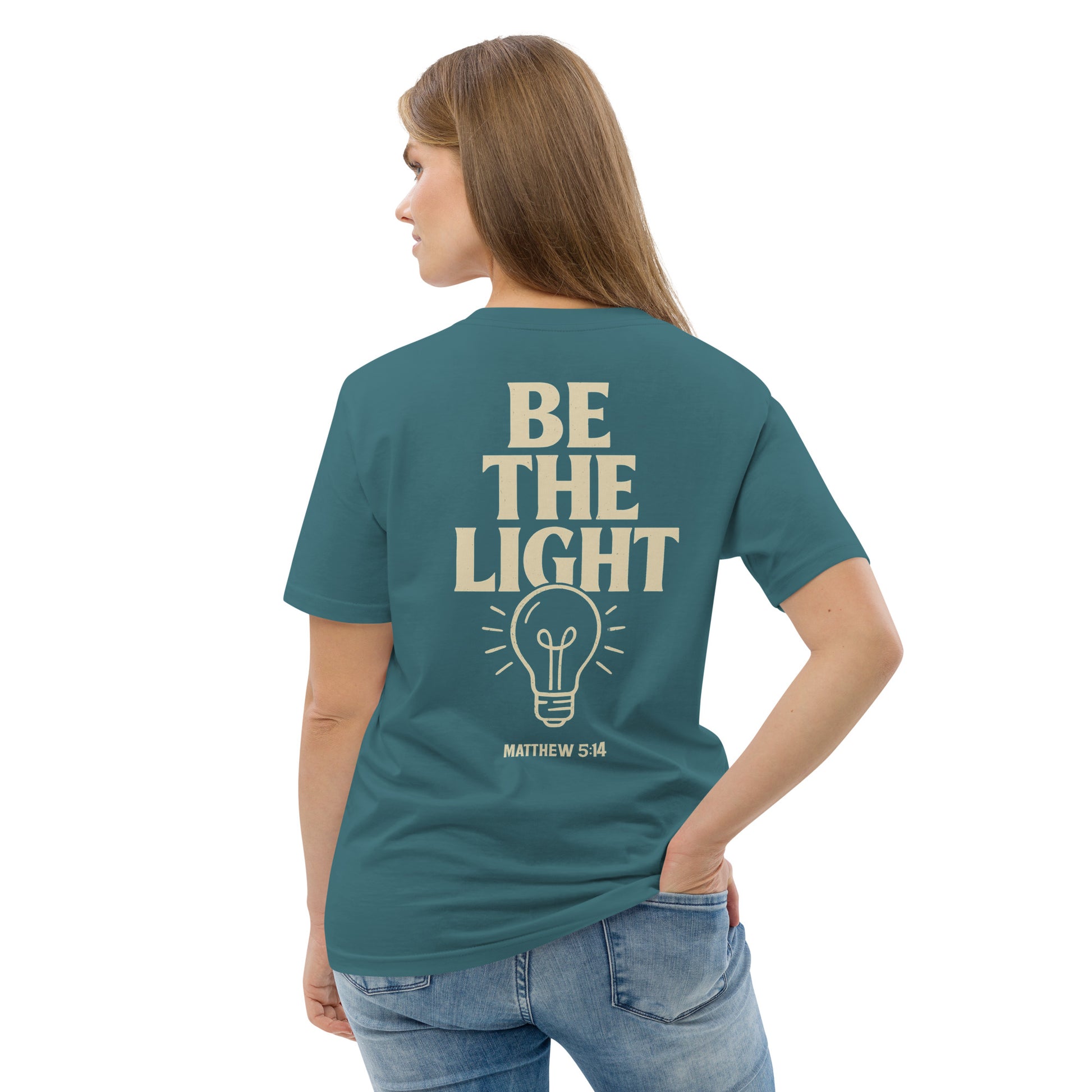 Unisex Evertrue T-shirt met tekst “Be the Light – Matthew 5:14”, gemaakt van biologisch katoen, in natuurlijke stijl.