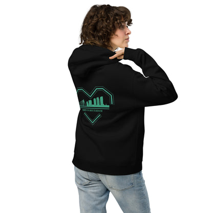 "Groen-wit ontwerp van een gebroken hart met skyline van Rotterdam en de tekst 'BØRN IN RØTTERDAM' eronder, gedrukt op een oversized TRØBL hoodie."