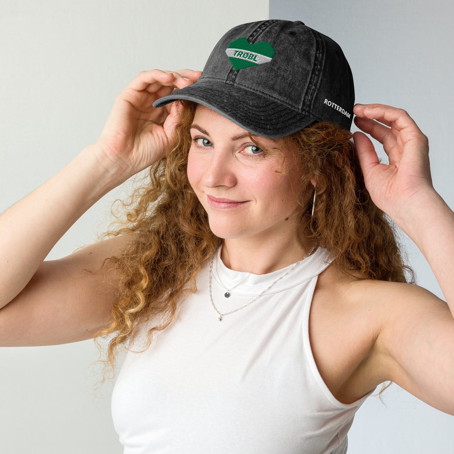 Ontdek de TRØBL pet met groen–wit–groen logo en geborduurde zijkant 'Rotterdam'. Stoere streetwear cap met vintage washed look. Uniek. Gelimiteerde oplage.