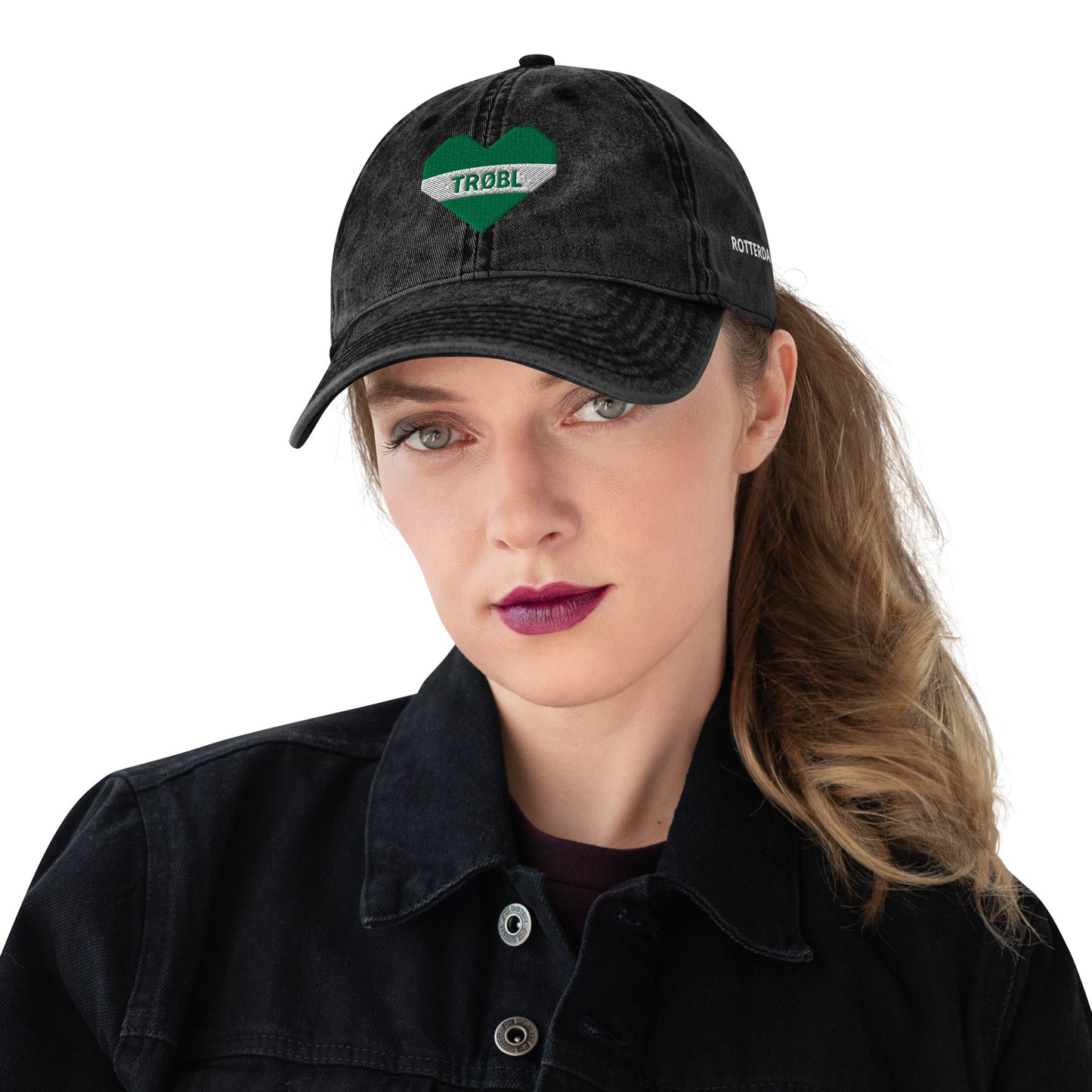 Ontdek de TRØBL pet met groen–wit–groen logo en geborduurde zijkant 'Rotterdam'. Stoere streetwear cap met vintage washed look. Uniek. Gelimiteerde oplage.