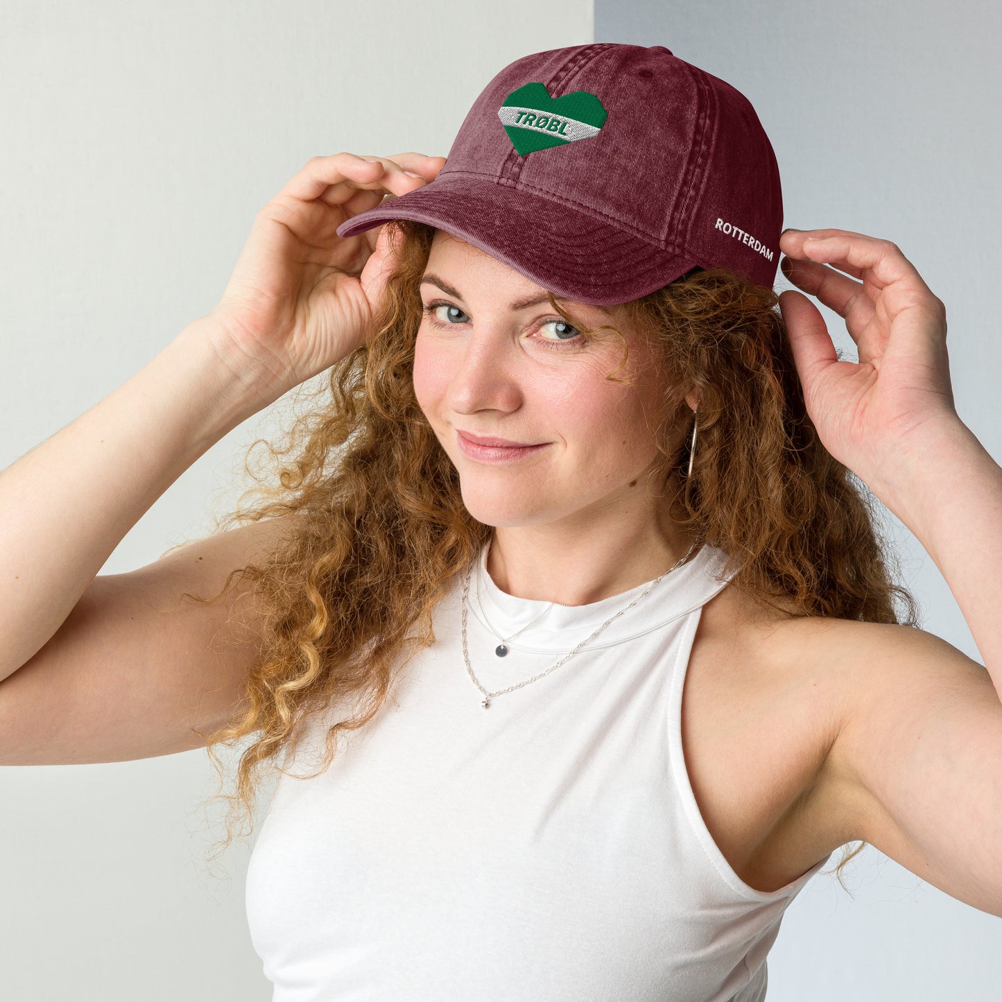 Ontdek de TRØBL pet met groen–wit–groen logo en geborduurde zijkant 'Rotterdam'. Stoere streetwear cap met vintage washed look. Uniek. Gelimiteerde oplage.